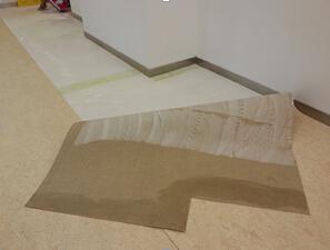 圖為亞麻地板安裝過程,與PVC地板安裝相似 圖為亞麻地板安裝過程,與PVC地板安裝相似